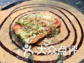 金顶街网红煎饼,街头美食新宠，一口咬下满口香