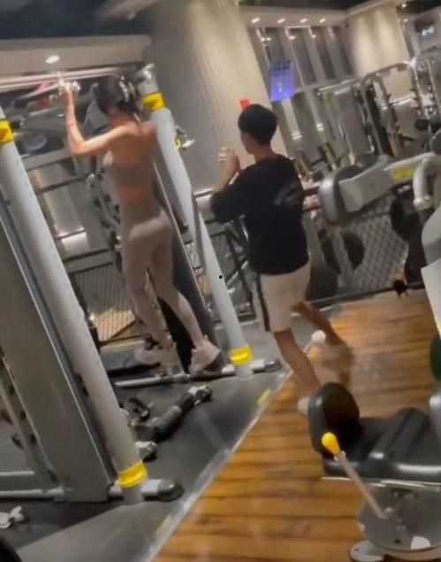 健身女网红引体向上视频